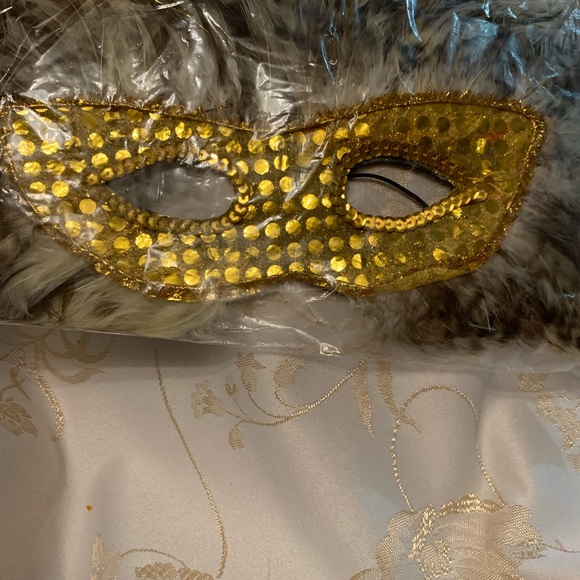 Feather Mask BNIP Gold Sequin Mask surrounded by Feathers - Picture 5 of 6